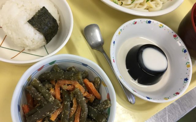 冷やしうどんと愛情おむすび